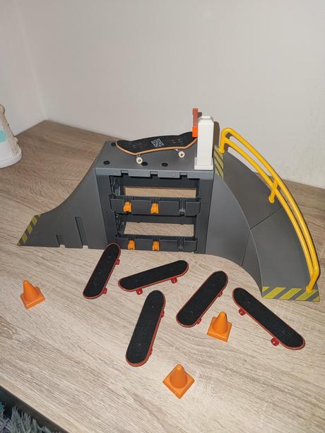 Skateboard vysokej rampy so zábradlím, 