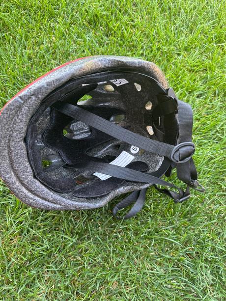 Cyklistická prilba, s