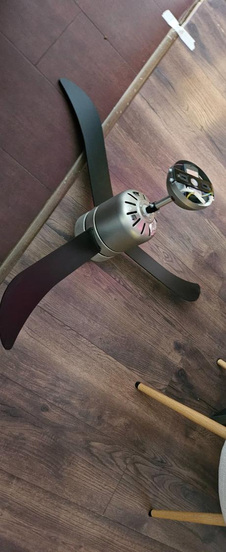 Ventilator s lampou a dialkovym ovladanim madeira, 