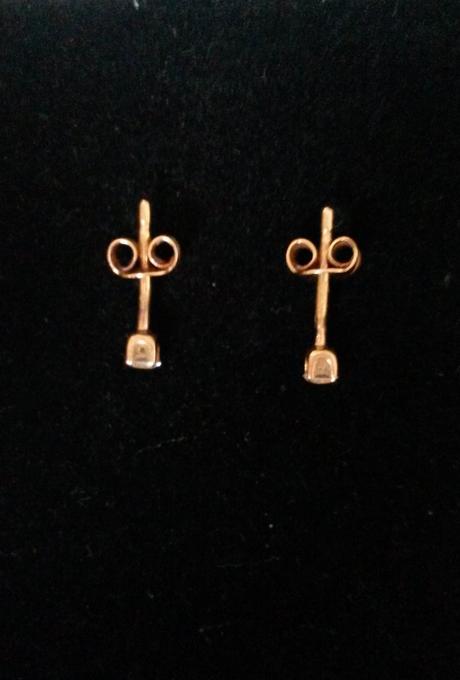 Zlaté náušnice so zirkonmi,