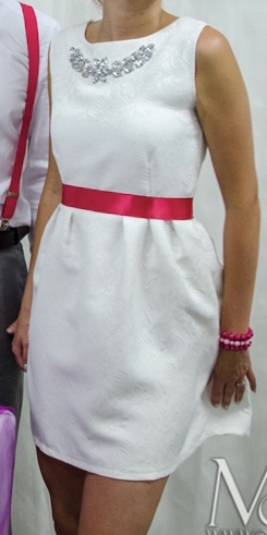 Biele jednoduche mini saty, s