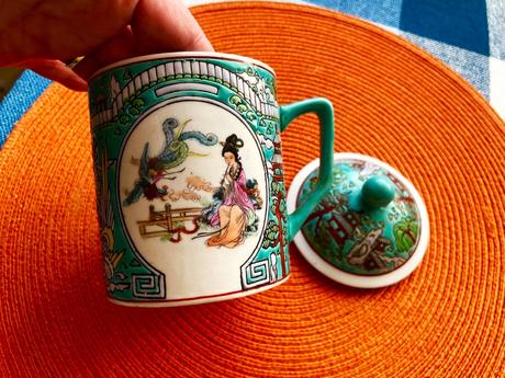 Hrnček s príklopom, 