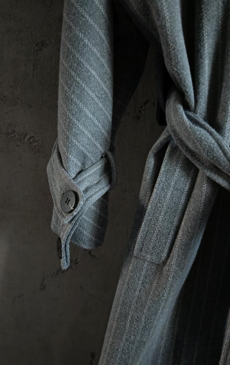 Svetlosivý dlhý pruhovaný kabát seppy, 