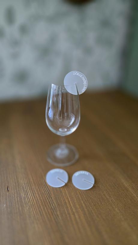Handmade minimalisticka menovka na svadobny pohar,