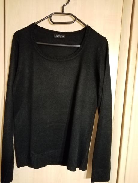 Čierny pletený svetrík, s