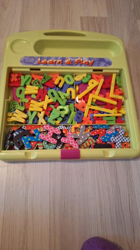 Magnetická tabuľa s pismenami, 