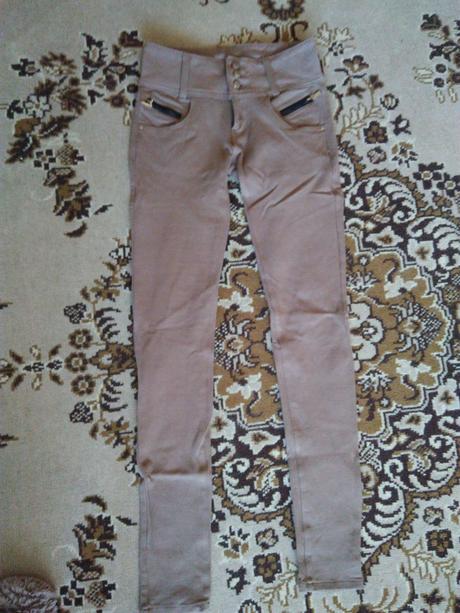 Bledohnede nohavice, 36