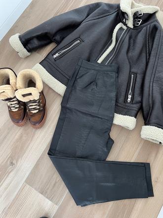 Nohavice s efektom kože, s