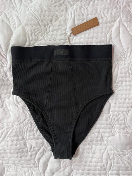 Vrúbkované vysoké nohavičky skims, s