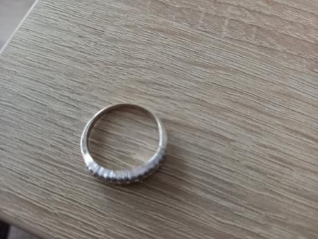 Strieborný prsteň s kamienkami, 