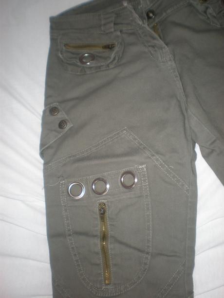 Khaki nohavice, 28