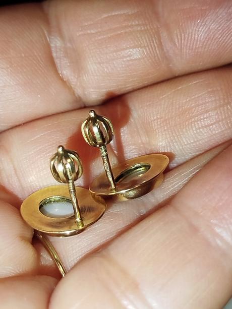 Zlaté náušnice s opalom,