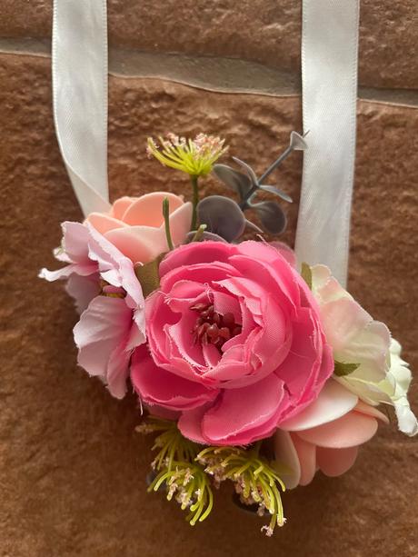 Kvetina na ruku alebo do vlasov,