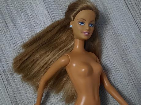Barbie s rovnými nohami california 2004, 