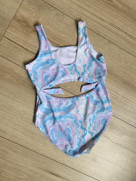 Jednodielne plavky s vykrojom, 116