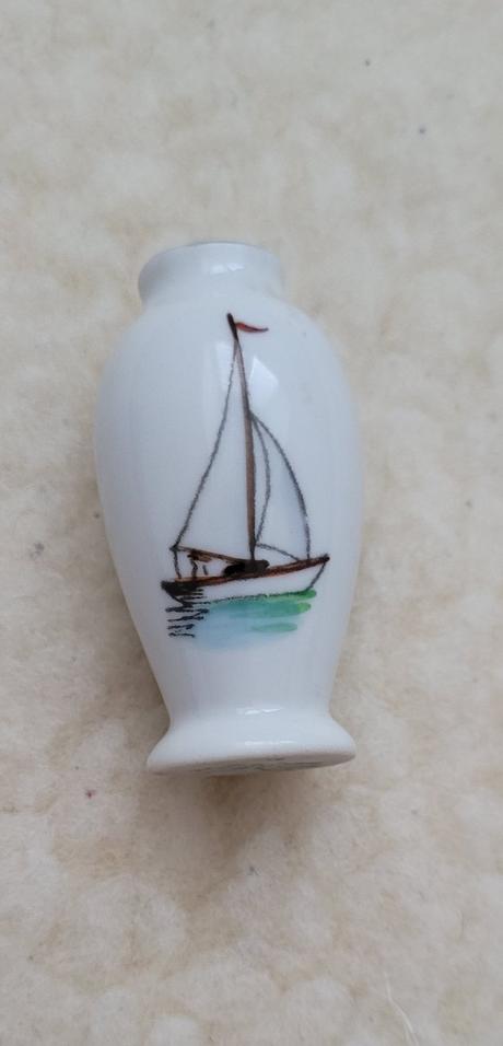 Miniatúrna porcelánová vázička, 