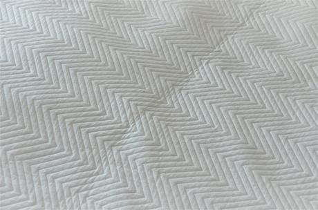 Prešívaný biely prehoz,