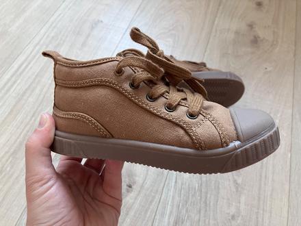 Vyššie platené tenisky, zara,28