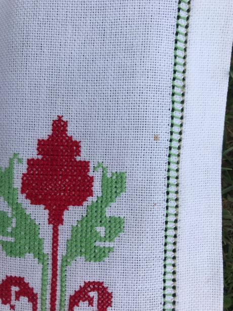 Výšivka červeno-zelená,