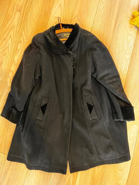 Predám čierny kabát, 38
