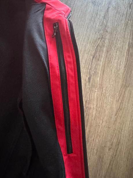 Cervena chlapcenska bunda, 146