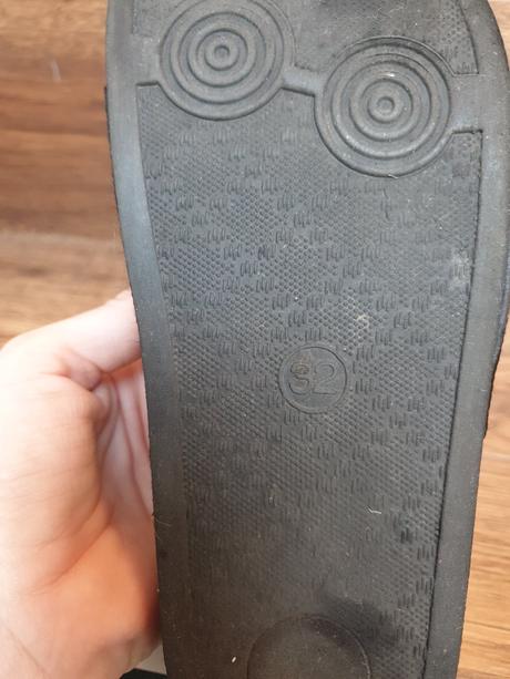 Šlapky s mašlou, 32