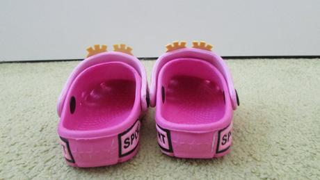 Veselé gumové crocsy za polovicu, 23