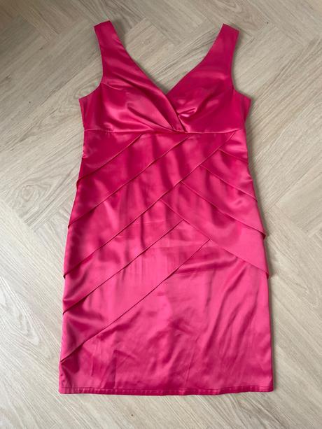 Velmi pekne, elegantne spolocenske saty, 42