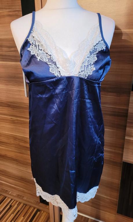 Nocna kosielka. sedi na s, m., m