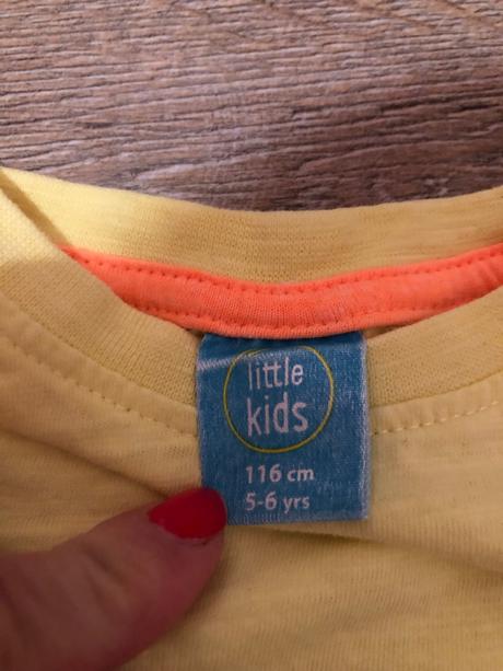 Tričko s papagájami, 116