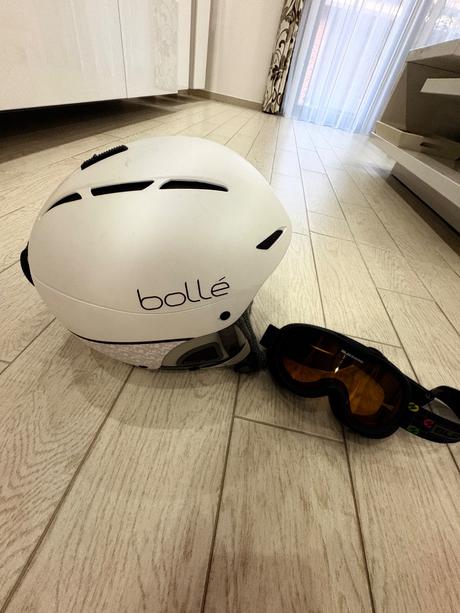 Detská lyziarská prilba a lyziarske okuliare, 