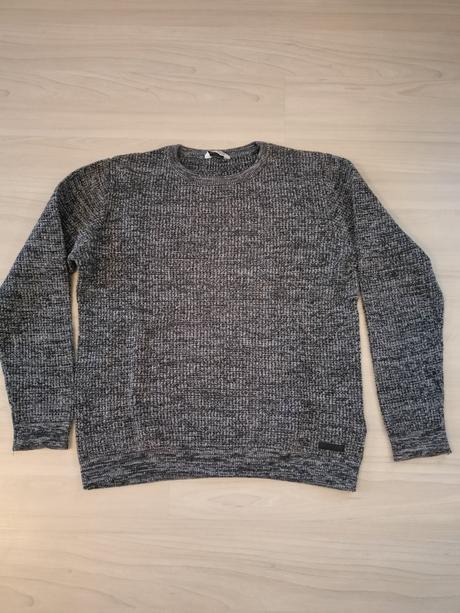 Slušný chlapčenský svetrík, 146