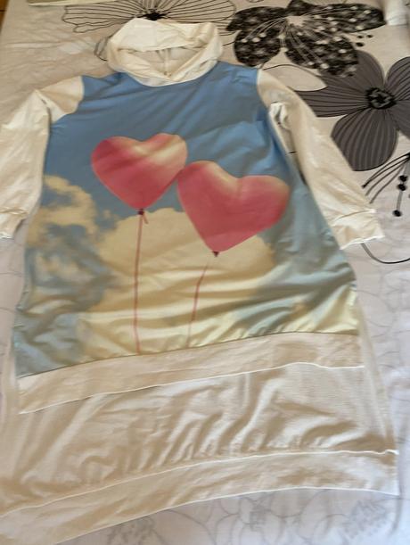 Šaty s kapucou a aplikáciami new collection uni v.,