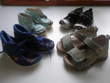 Kožené sandálky + 3páry topánok, 21