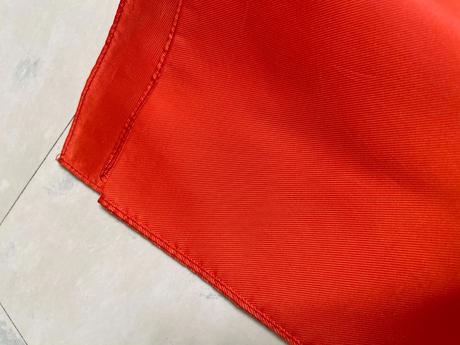 Saténová šatka, l