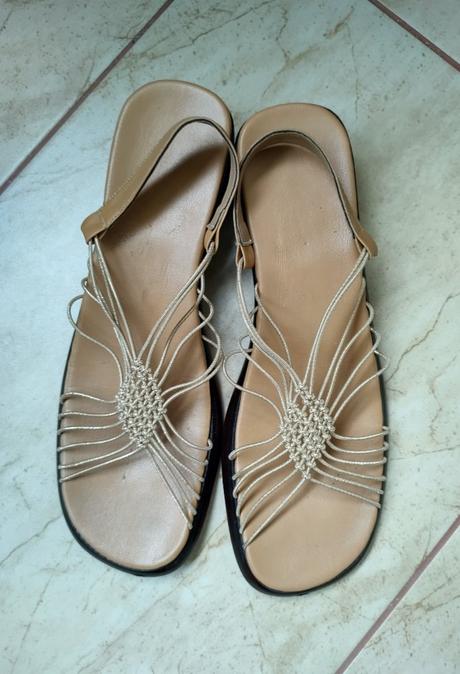 Zlaté sandálky, 40