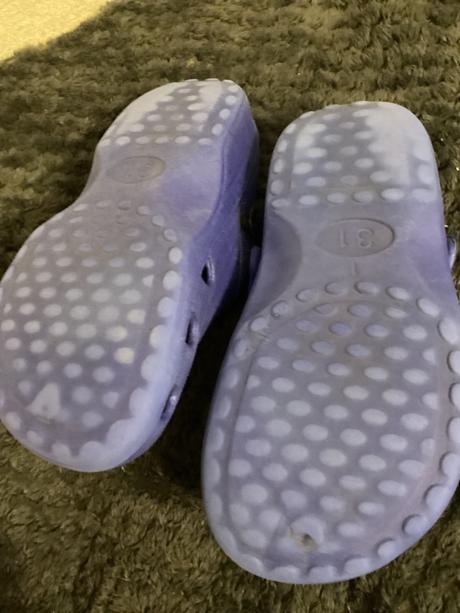 Modré crocs s  poškodením, 31