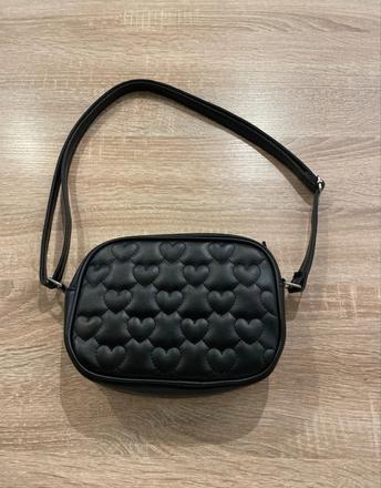 Čierna crossbody kabelka so srdiečkami, new yorker