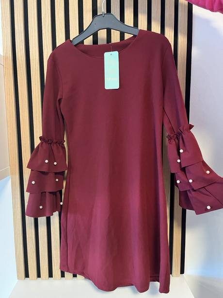 Dievčenské šaty s perlami, 116