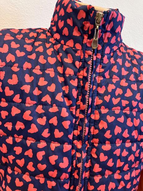 Dievčenská prechodná vesta so srdiečkami (122), 122