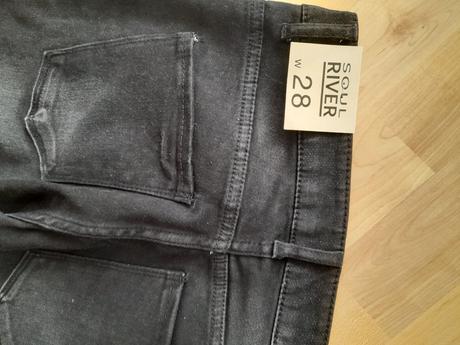 Kvalitné čierne rifle so zipsami na členkoch, 28