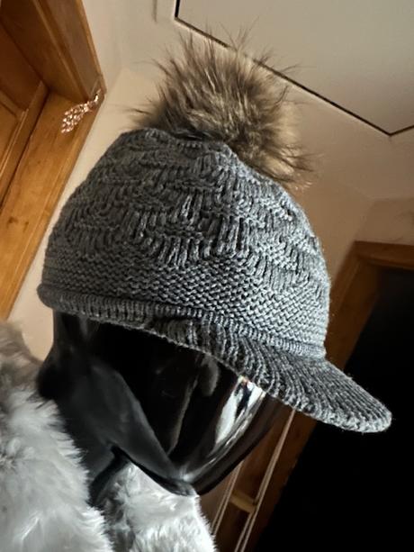 Zimná čiapka so šiltom a brmbolcom, 