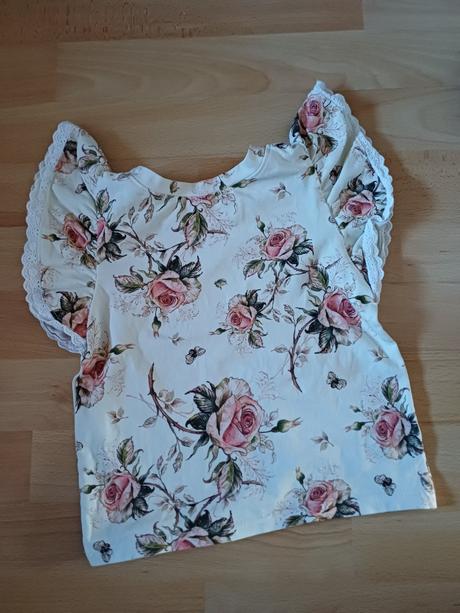 Krasny top s volanovymi rukavmi, 104