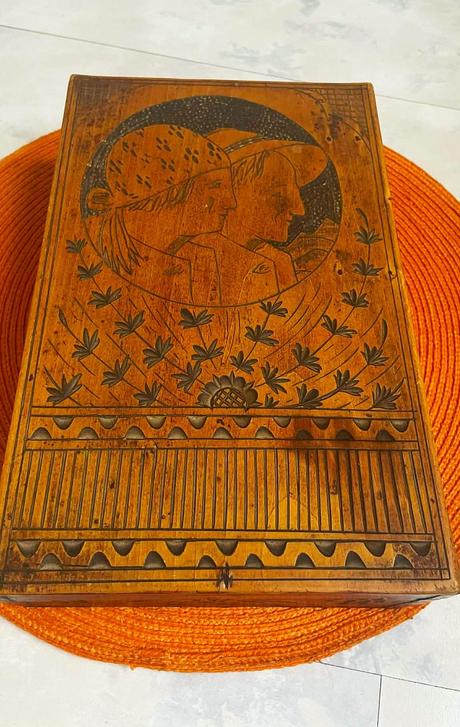 Drevená starožitná vyrezávaná kazetka, 