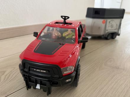 Bruder auto s prívesom na kone,