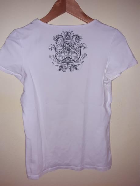 Biele tričko so vzorom na chrbte, reserved,l