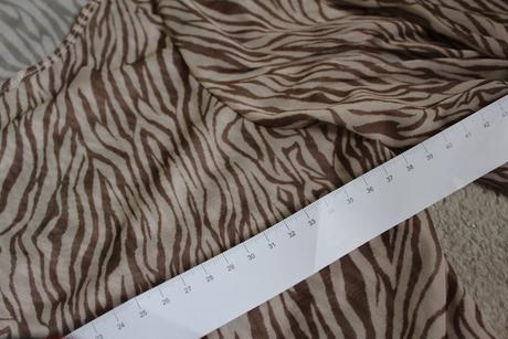 Trendy tops hnedým zebrím vzorom, padavými rukávmi, m