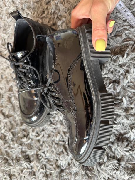 Lesklé mokasínky, 33