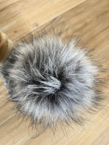 Sivá teplá čiapka s brmbolcom,