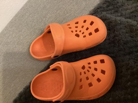 Oranžové crocs, 28